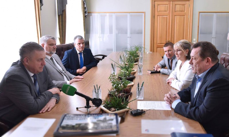 Александр Богомаз встретился с директором телевизионной и радиовещательной сети