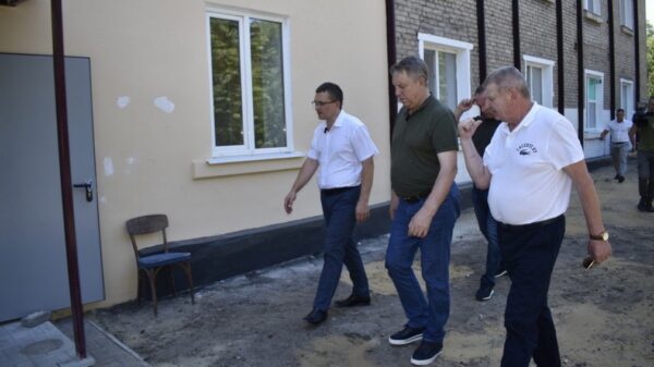 Специалисты из Брянской области обустраивают пищеблок в учебно-воспитательном комплексе №17 луганской Брянки