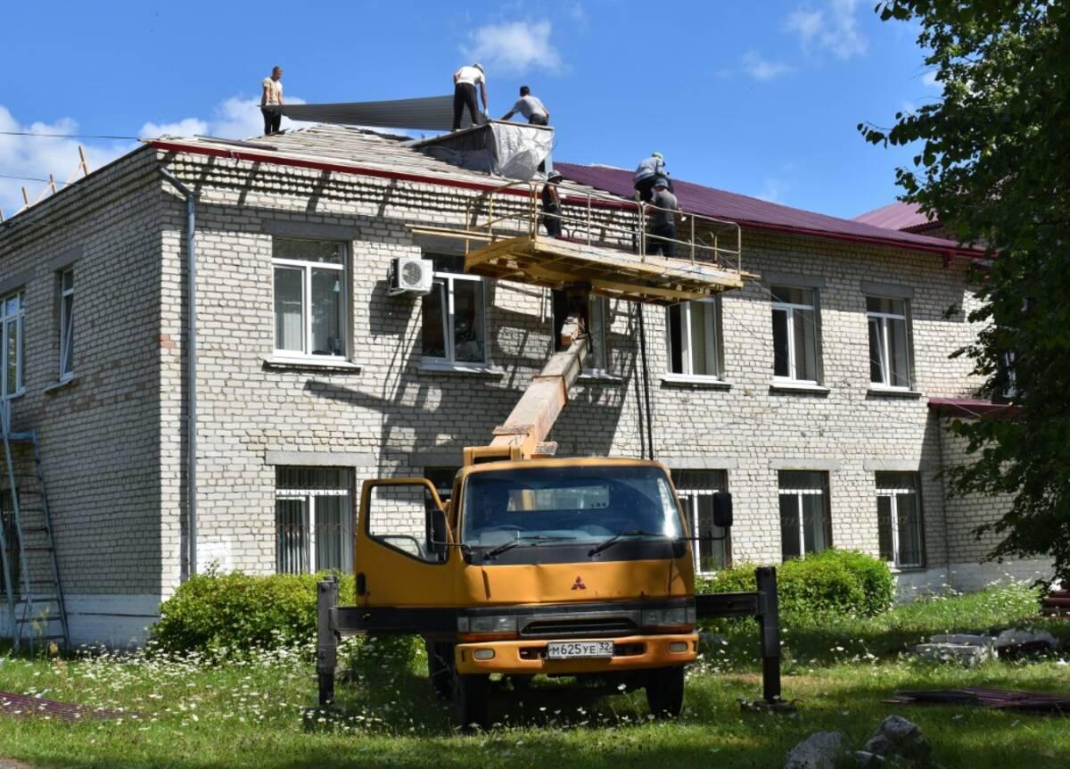 В Клетне обновляют крышу районной поликлиники