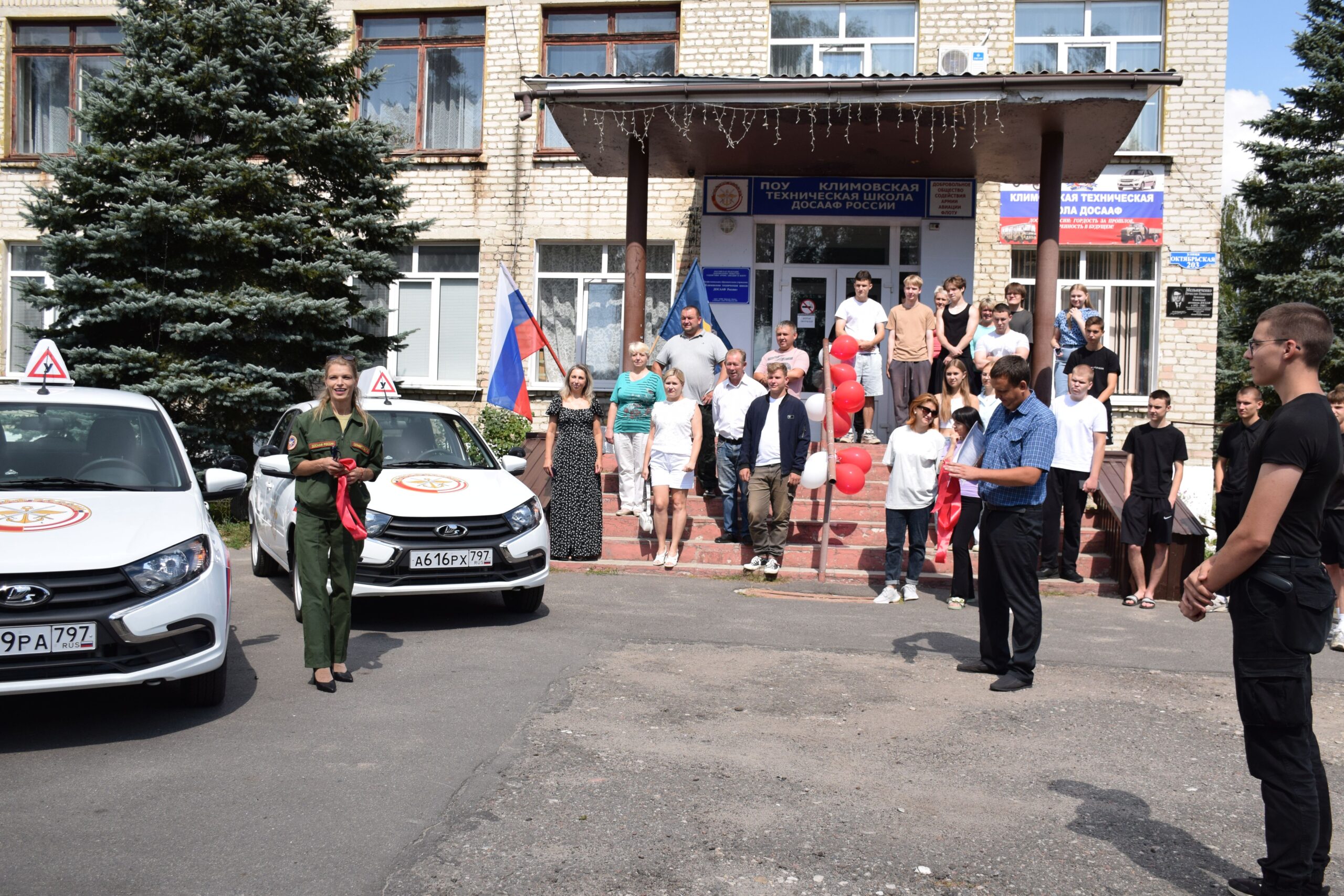 Начальник автошколы Татьяна Селиверстова торжественно представила два новеньких автомобиля для Климовской технической школы ДОСААФ