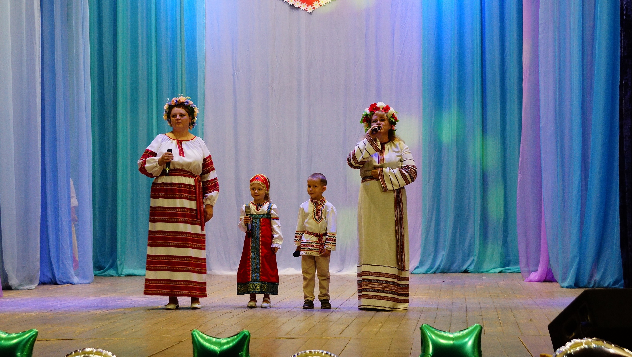 На сцене — Светлана Голован и её семья