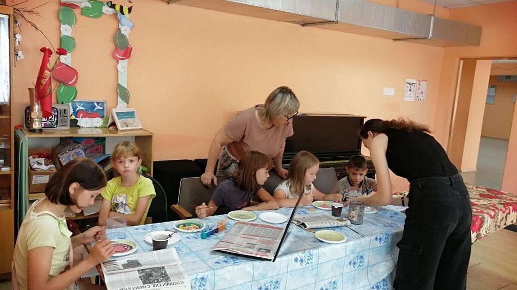 Юные художники из брянских Алешковичей познакомились с городецкой росписью