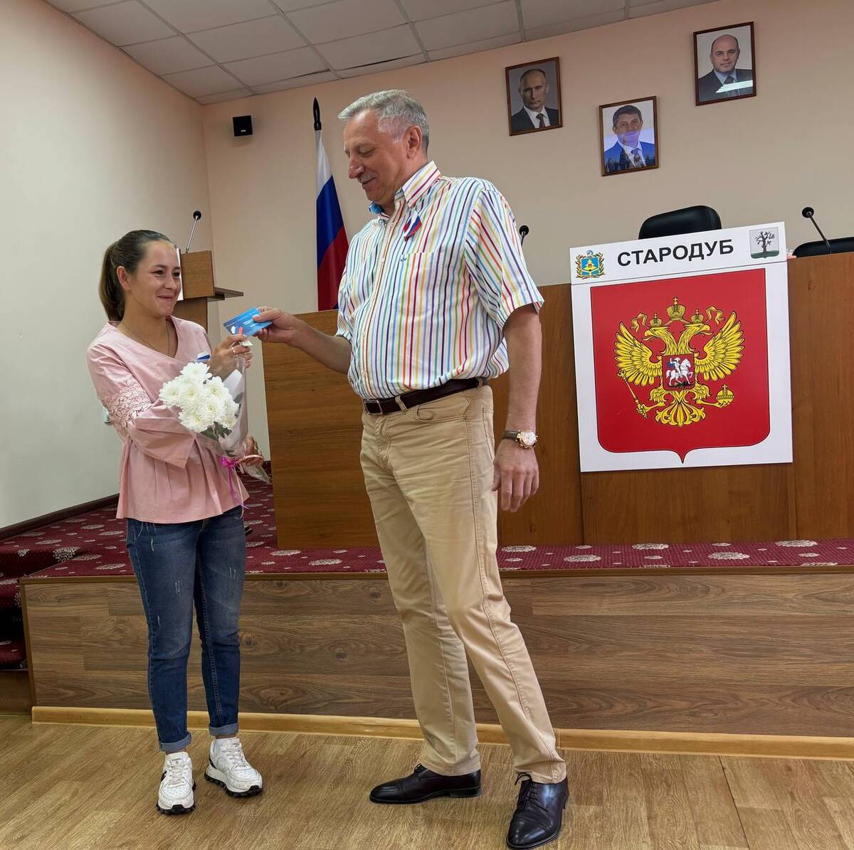 В Стародубе вручили ключи от квартир ещё 3 детям-сиротам