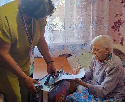 100-летняя жительница Новозыбкова проголосовала на дому