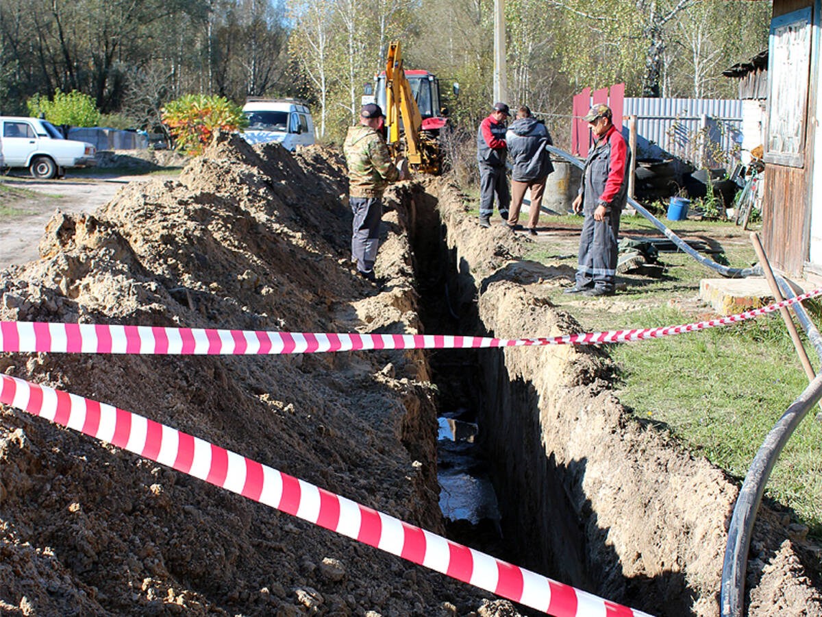 На Брянщине в Суземке прокладывают водопровод по улице Молодежной
