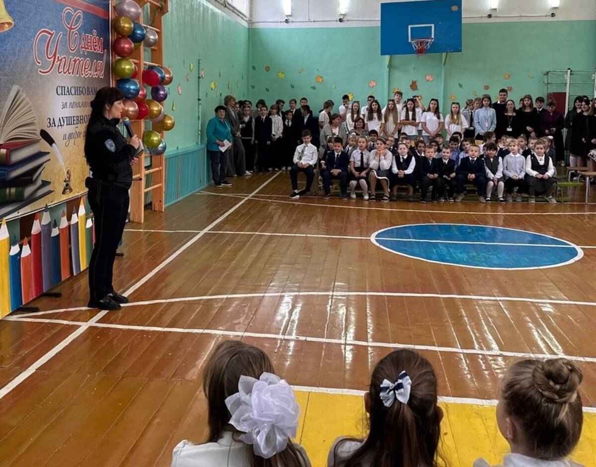 В Стародубском округе автоинспекторы адресовали поздравления учителям