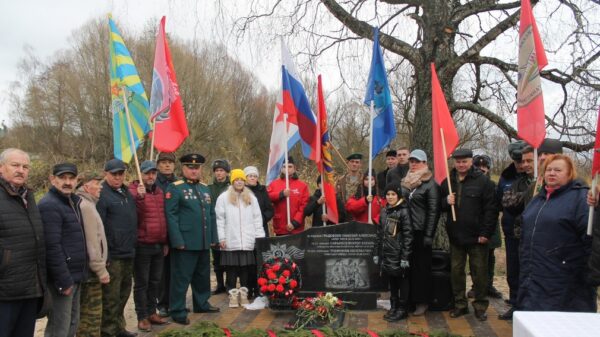 Обновленный памятник на братской могиле открыли в Карачеве