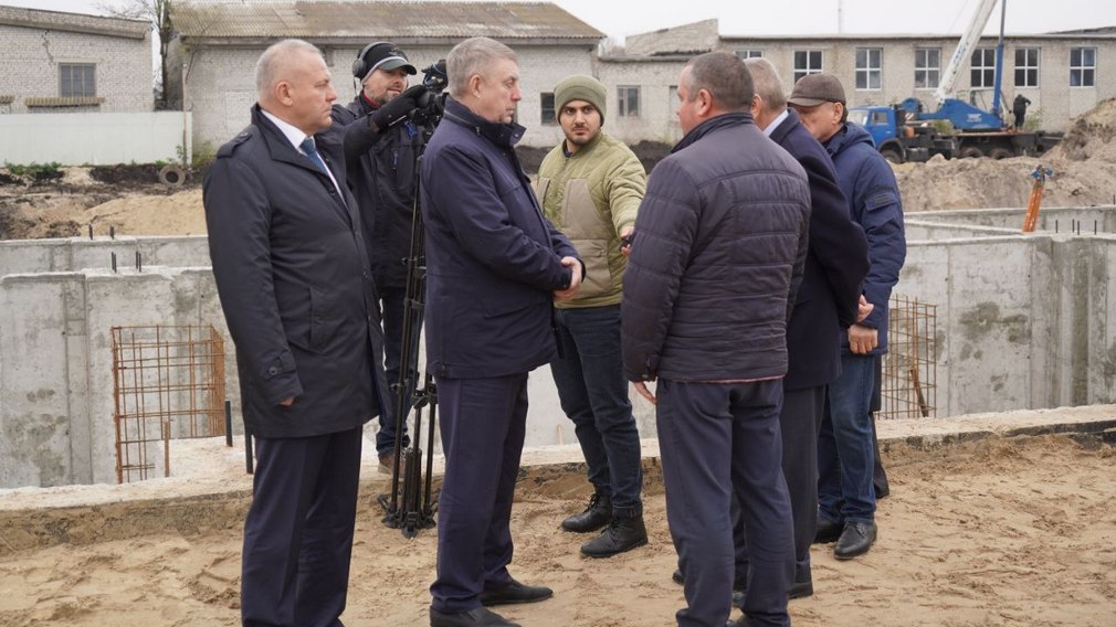 Губернатор Александр Богомаз контролирует строительство социальных и спортивных объектов