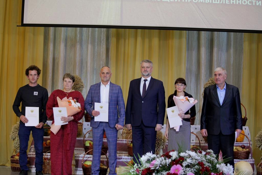За многолетний добросовестный труд награждён Петр Полуботко