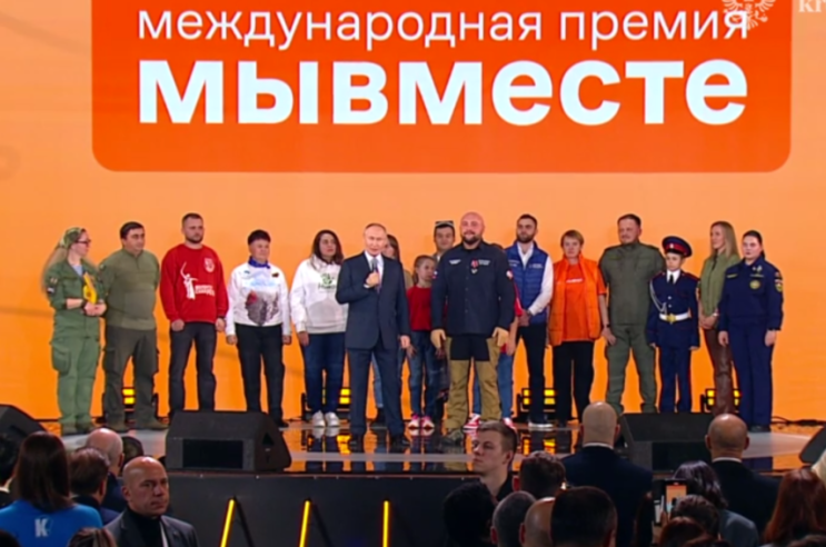 Брянская школьница вместе с Владимиром Путиным открыла «Елку желаний»