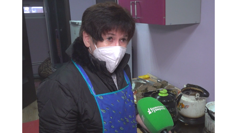 Брянская пенсионерка помогает фронту: варит свечи и собирает посылки для военнослужащих