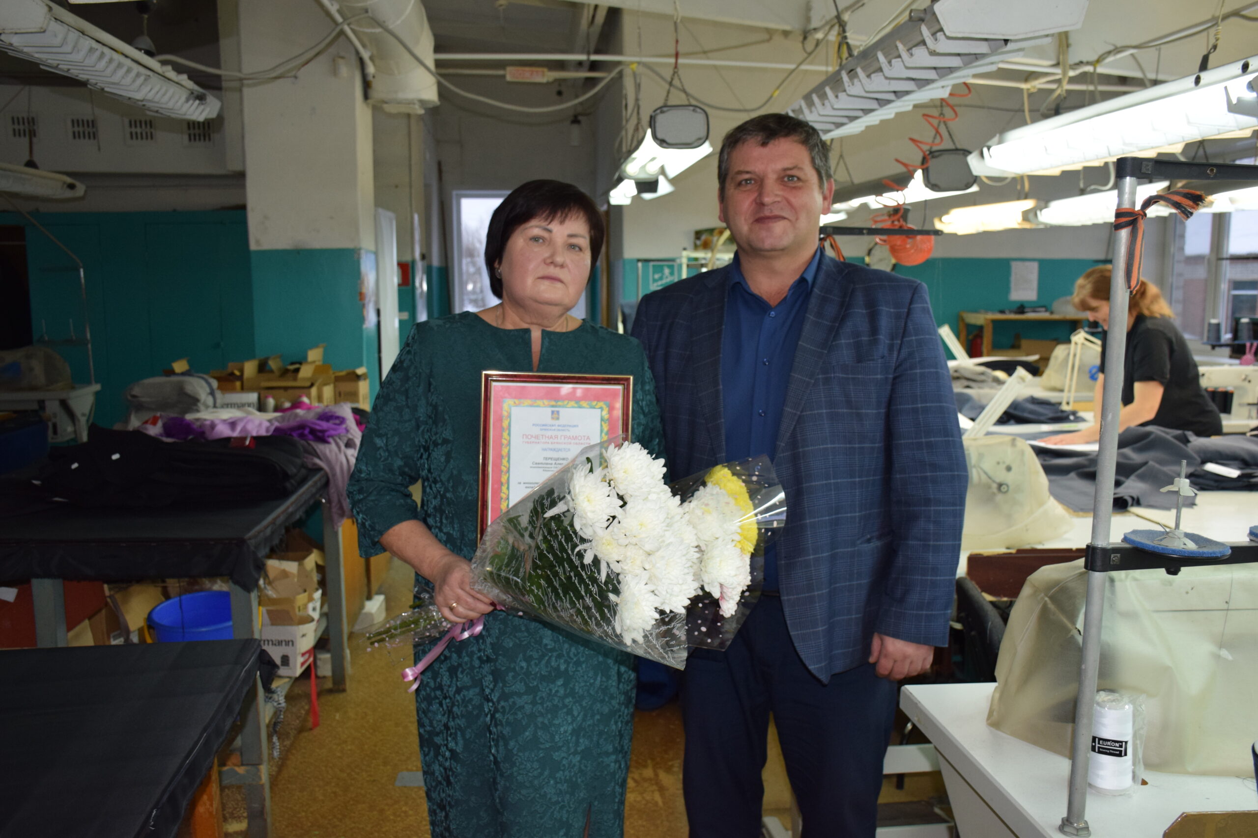 Почетную грамоту Губернатора Брянской области Светлане Терещенко вручил  первый заместитель главы администрации Климовского района Александр Рожков