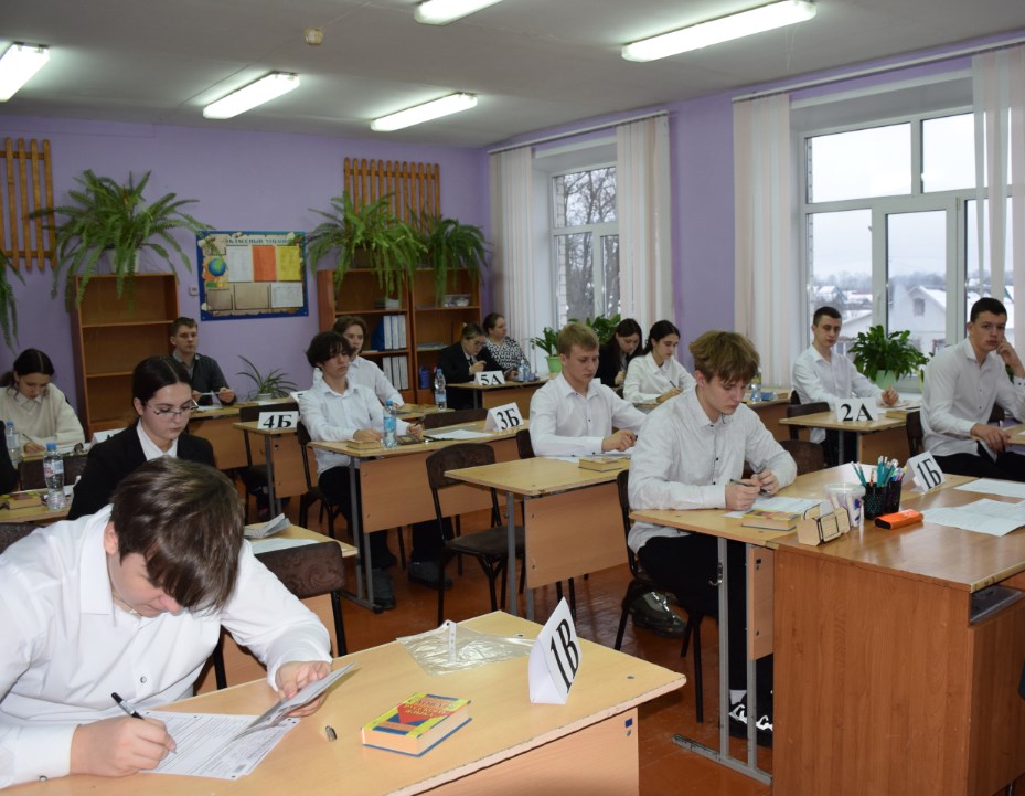Большинство выпускников из посёлка Климово выбрали темой итогового сочинения поступки человека, которые заслуживают уважения