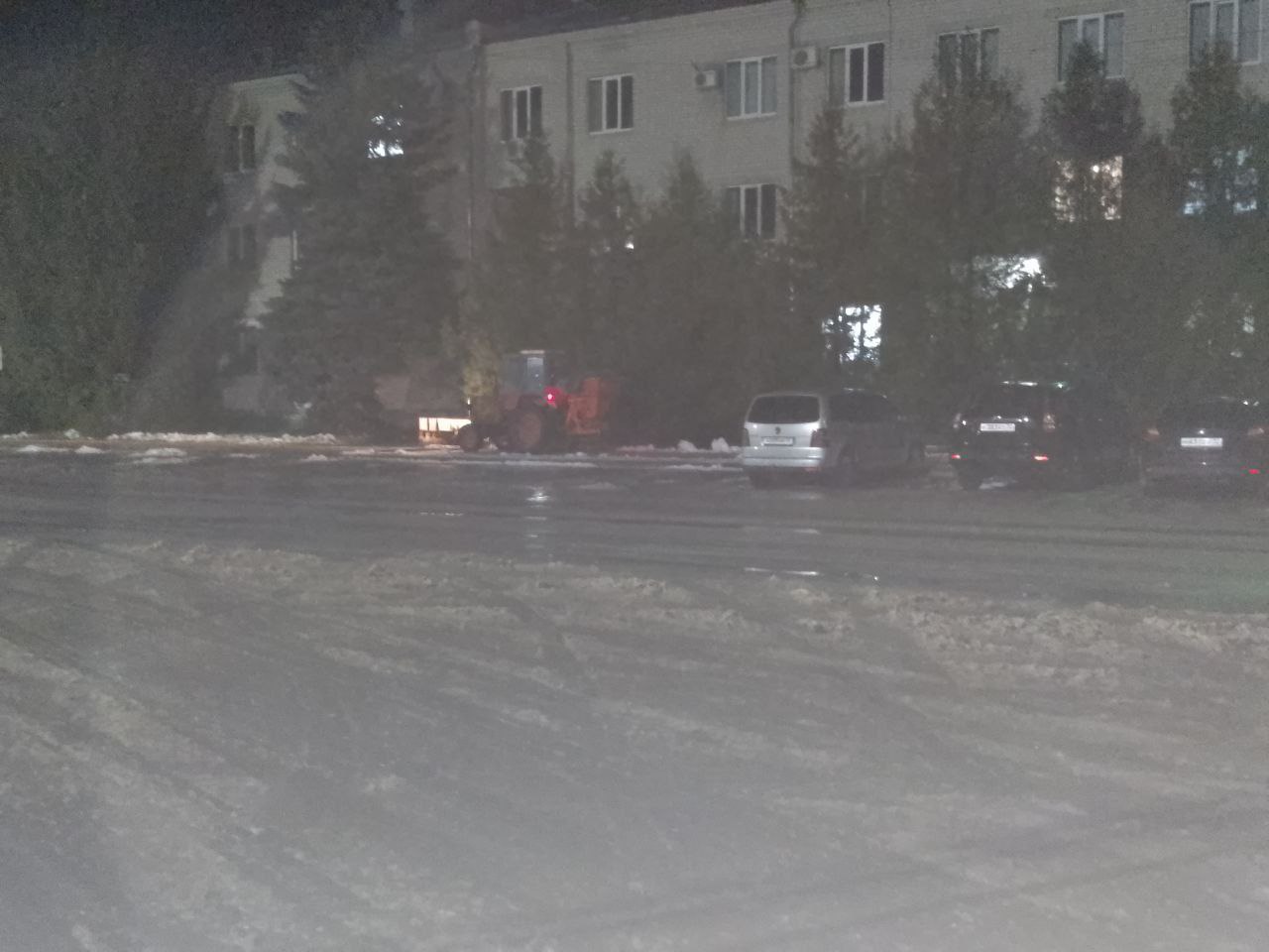 С раннего утра в Климовском районе приступили к устранению гололёда