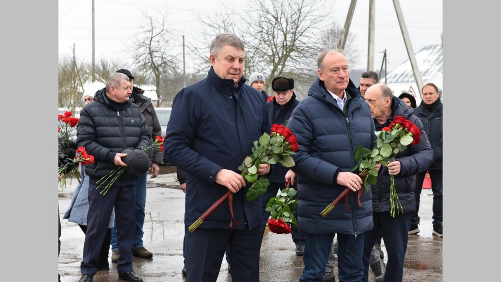 В Журиничах Губернатор Александр Богомаз и госдеятели Николай и Дмитрий Патрушевы почтили память советских воинов