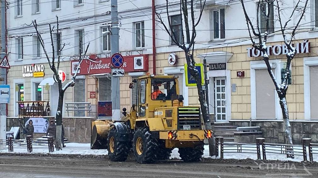Брянске ведётся расчистка дорог от снежных заносов