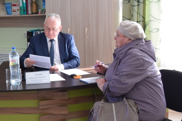 Уполномоченный по правам человека В.С. Тулупов провёл приём граждан в Климовской центральной библиотеке
