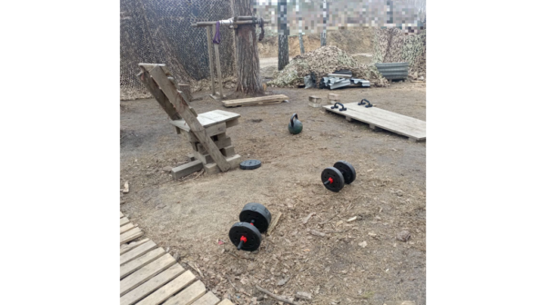 В брянском приграничье бойцы специальной военной операции организовали спортивный зал прямо под открытым небом