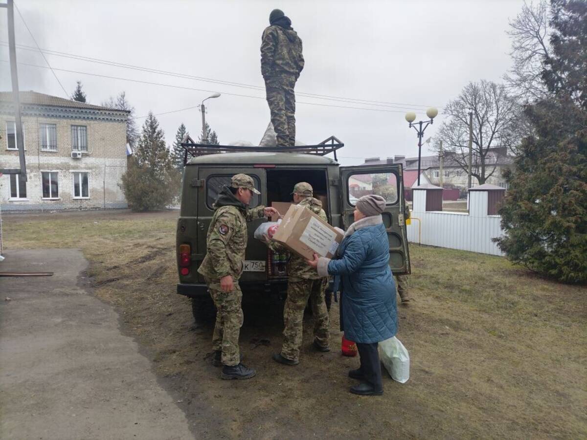 Комаричские волонтеры отправили очередной груз гуманитарной помощи