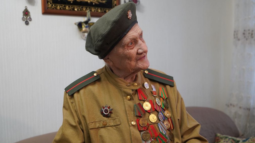 Александр Богомаз наградил ветерана ВОВ Палину Сергееву юбилейной медалью к 80-летию великой Победы