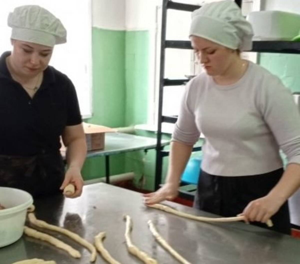 Студенты из Комаричей угостили участников СВО свежей выпечкой