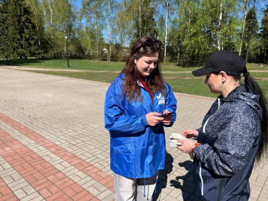 Волонтеры помогают жителям Дятьковского района проголосовать за объекты благоустройства