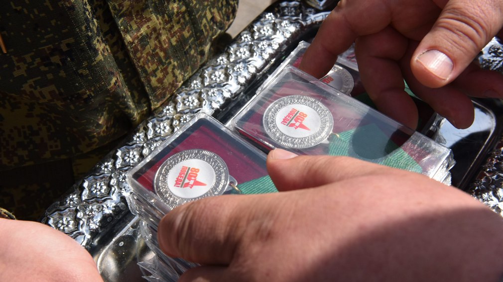 В Брянске участники парада в честь Великой Победы награждены памятными медалями