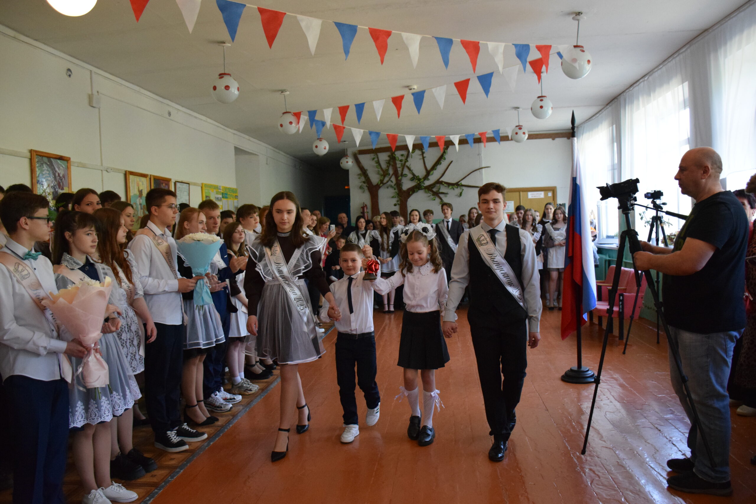 В Климовской СОШ №2 прошло торжественное мероприятие, посвящённое последнему звонку