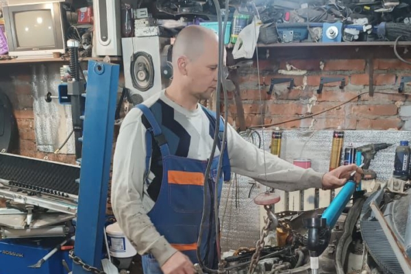 Климовчанин ремонтирует автомобили, заключив соцконтракт