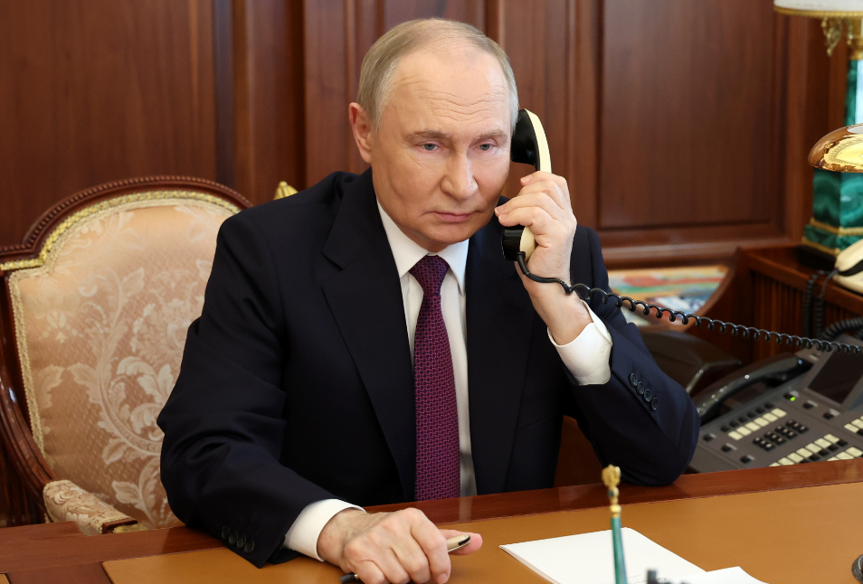 Путин поговорил по телефону с Белозеровым и Богомазом в связи с ЧП под Брянском