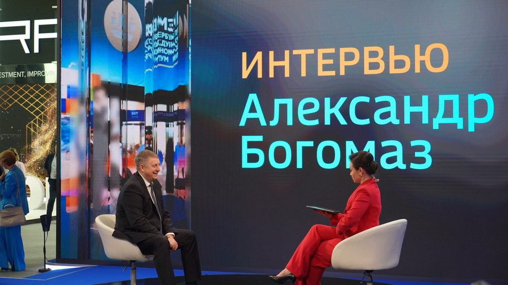 Александр Богомаз дал интервью федеральным СМИ на площадке ПМЭФ-2025