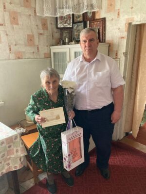 Лидия Биндасова из поселка Локоть принимала поздравления