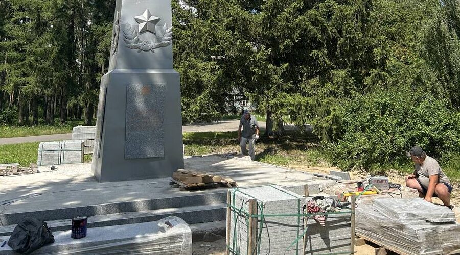 В брянском поселке Локоть обновляют памятник комсомольцам и подпольщикам
