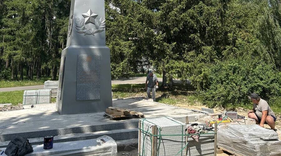 В брянском поселке Локоть обновляют памятник комсомольцам и подпольщикам