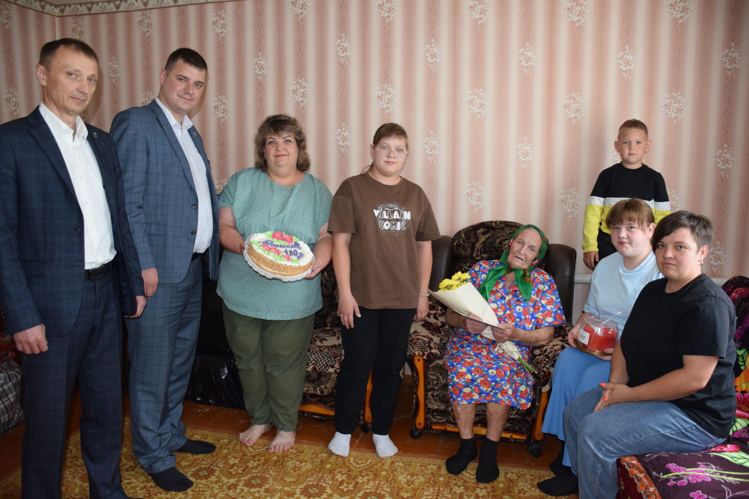 В Климово долгожительниц поздравили с 95-летним и 100-летним юбилеем