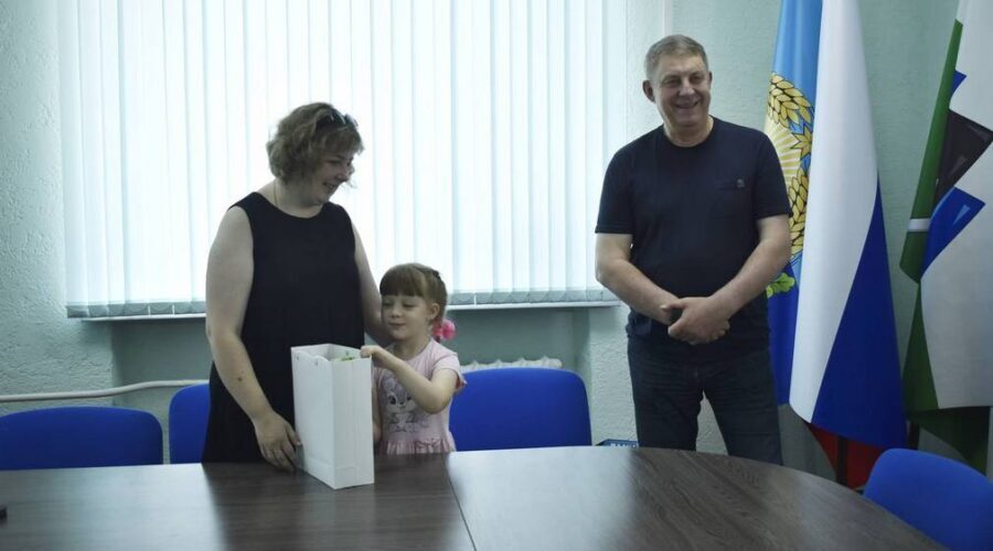В Брянке делегация из Брянска тепло встретилась с девочкой Машей