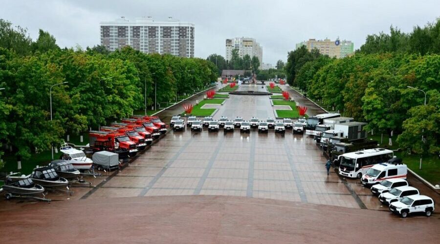 В Брянске министр МЧС вручил пожарно-спасательным подразделениям рекордное количество новой техники