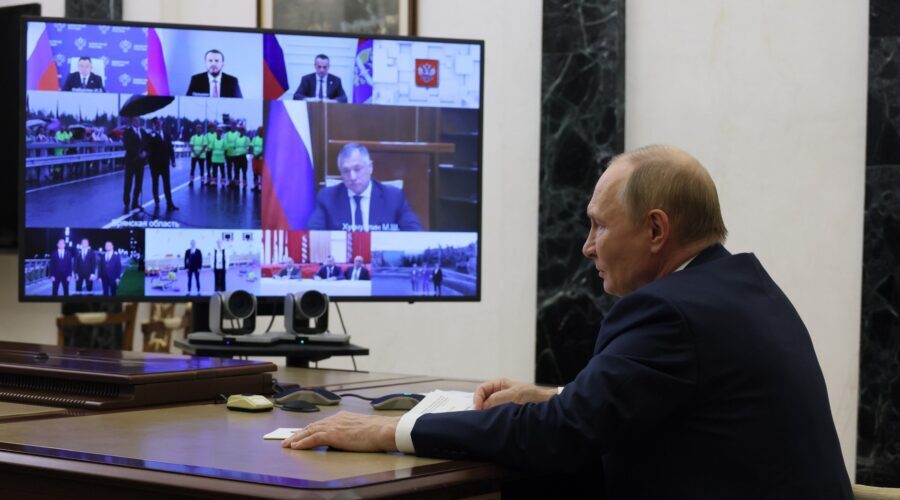 Президент Путин дал старт движению по новому мосту в Унече Брянской области