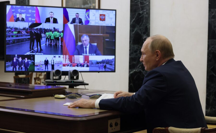 Президент Путин дал старт движению по новому мосту в Унече Брянской области