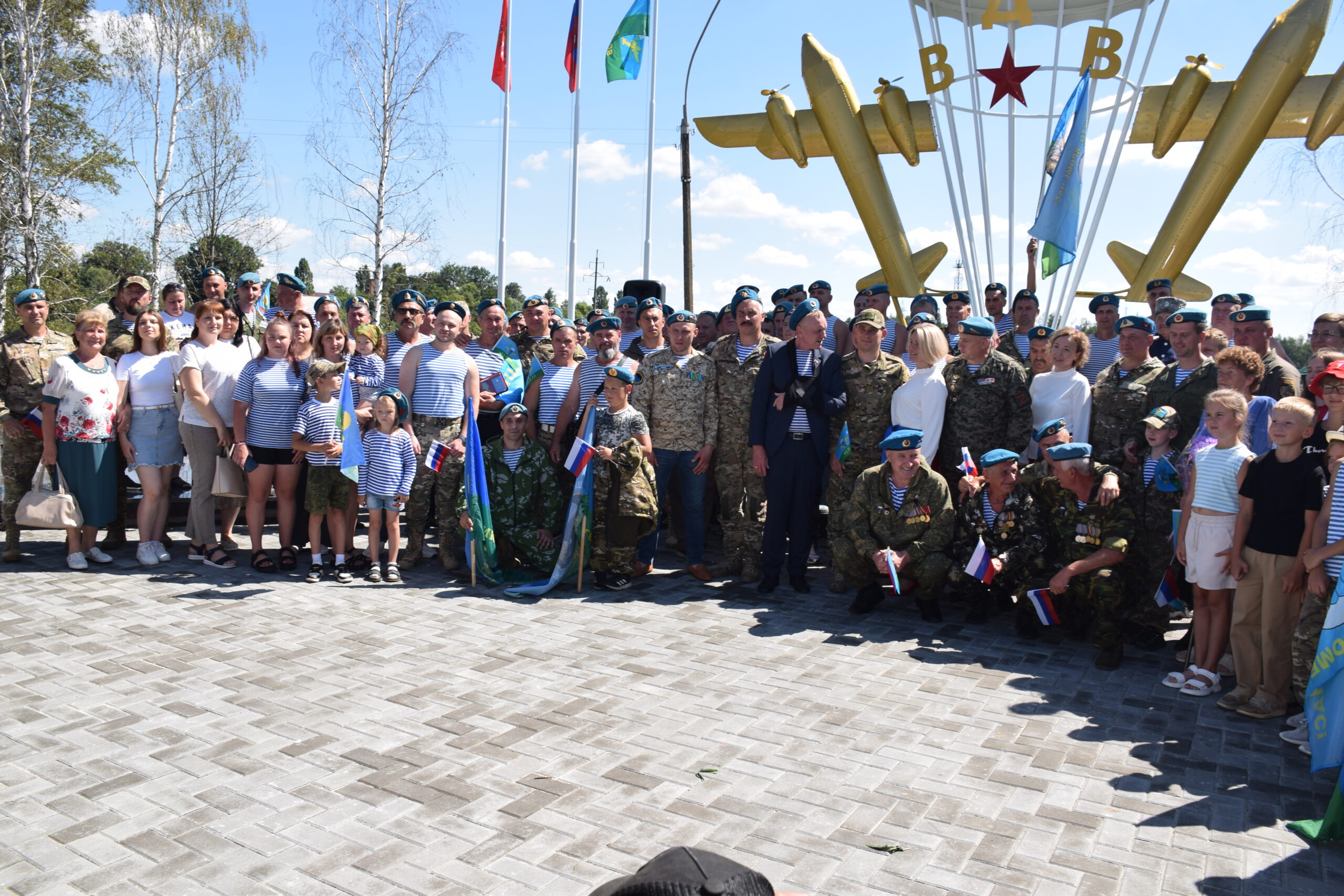 В посёлке Климово открыли Сквер и памятный знак в честь ВДВ   