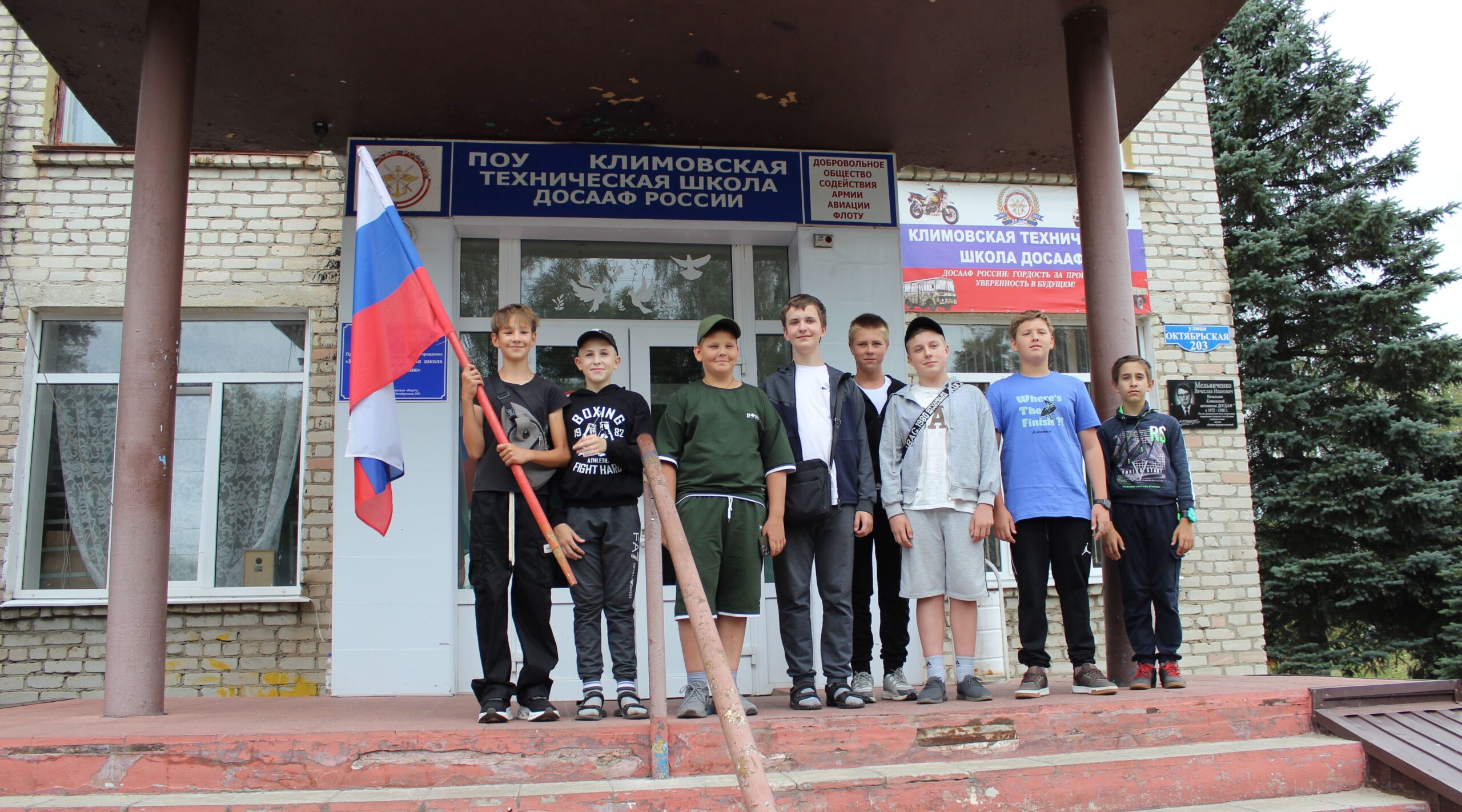 В климовской технической школе ДОСААФ для ребят провели день открытых дверей