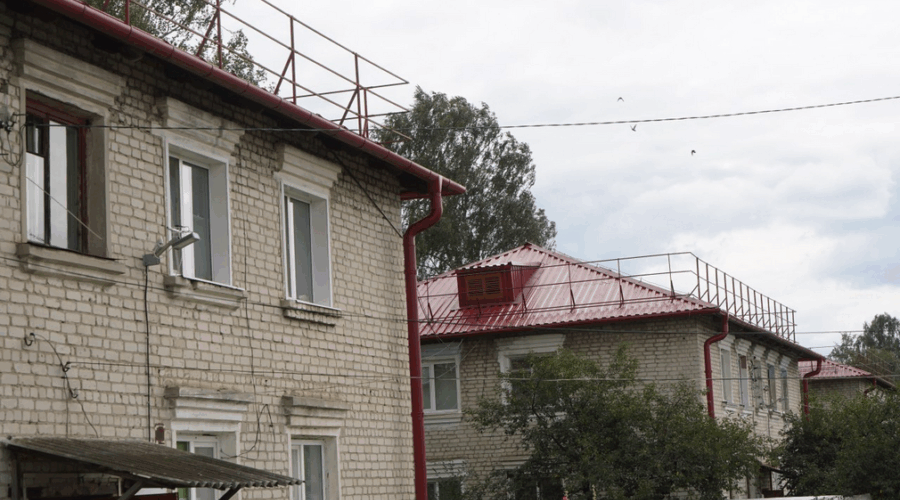 В брянских Локте и Погребах активно ремонтируют кровли жилых домов