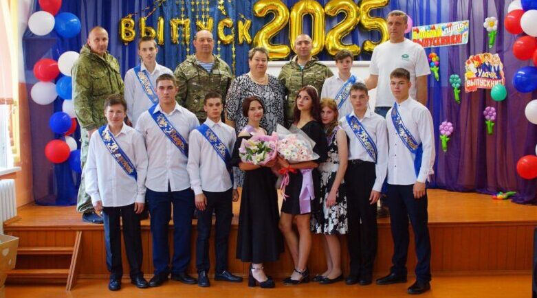 В Центре помощи детям Климовского района десантники поздравили выпускников