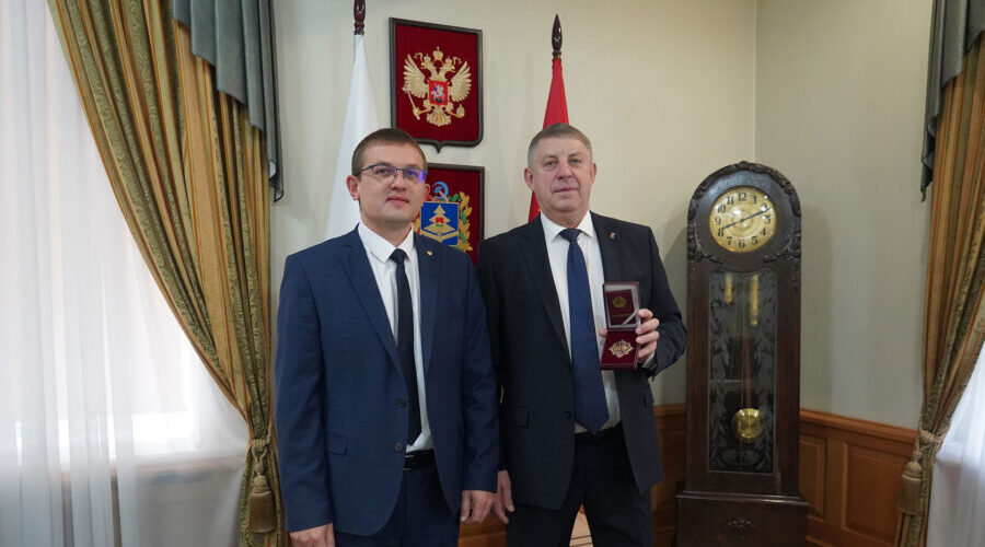 Губернатор Брянской области Александр Богомаз получил почетную награду «От благодарного народа ЛНР»
