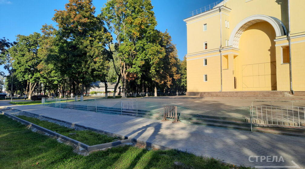 В брянском Парке культуры и отдыха железнодорожников обновляют летнюю сцену