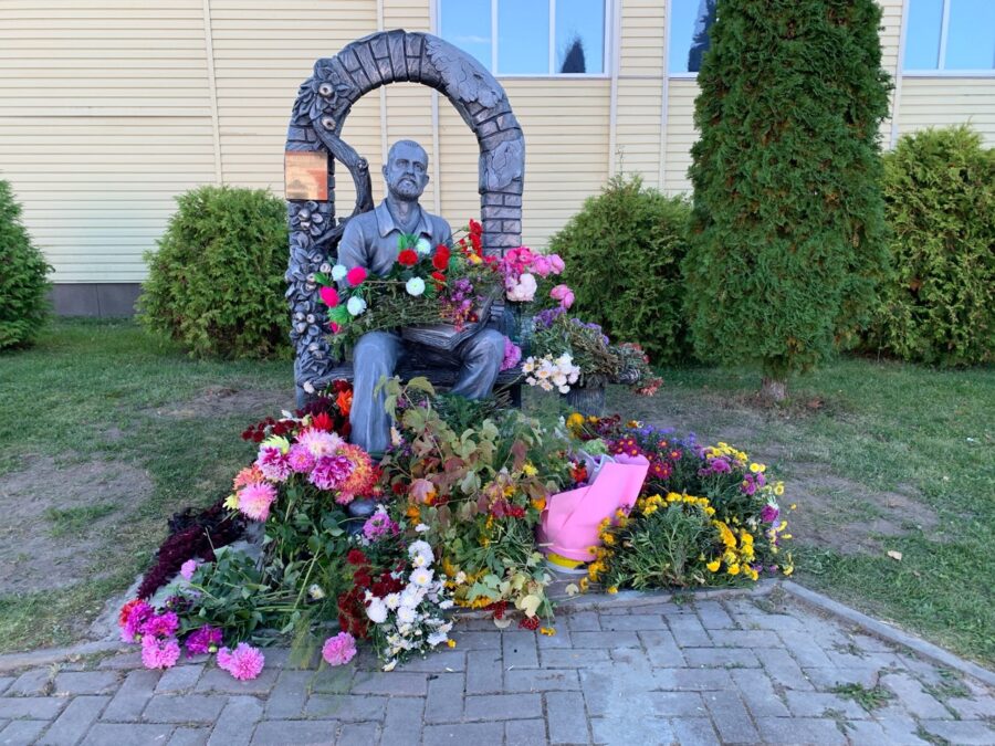 В брянской Злынке установили памятник поэту Николаю Мельникову