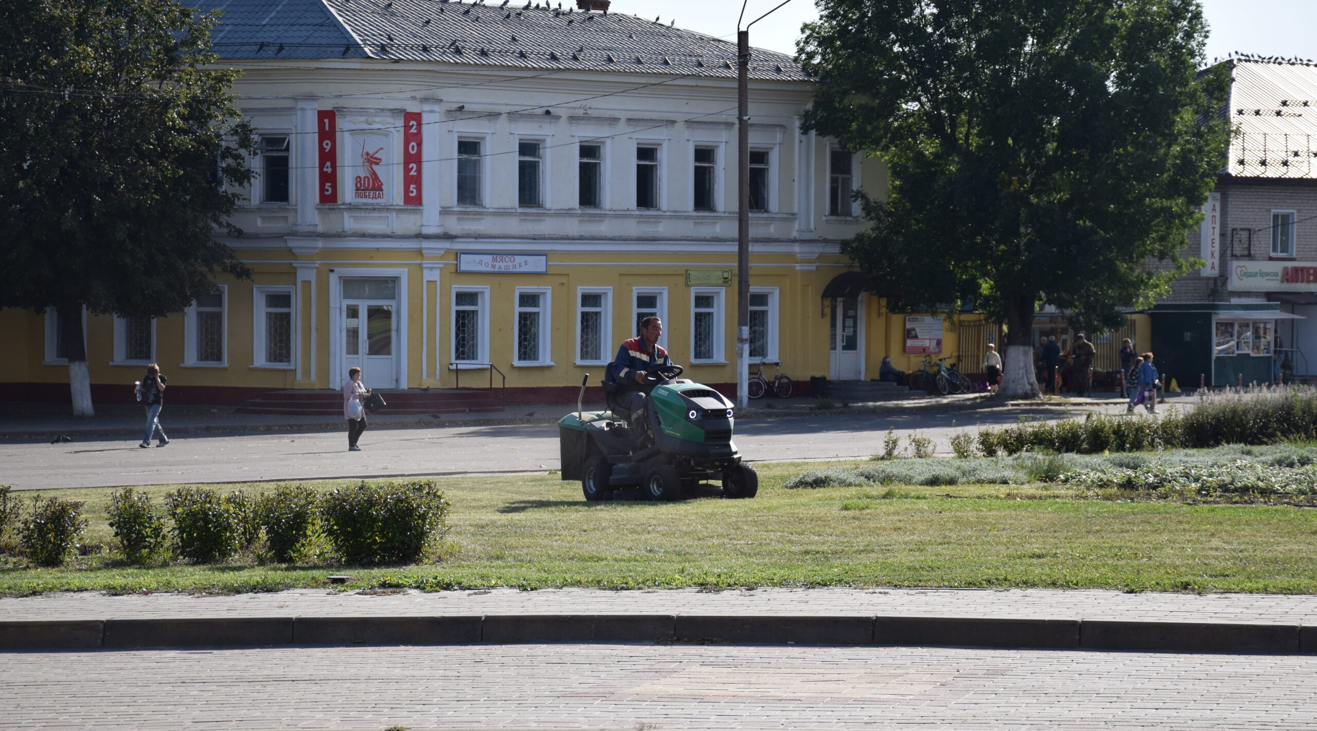 В центре посёлка Климово службы следят за красотой цветников и газонов