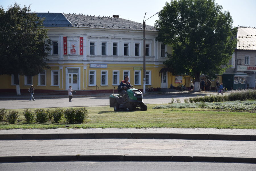 В центре посёлка Климово службы следят за красотой цветников и газонов
