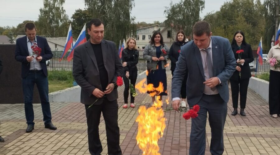В поселке Климово возложили цветы к Вечному огню