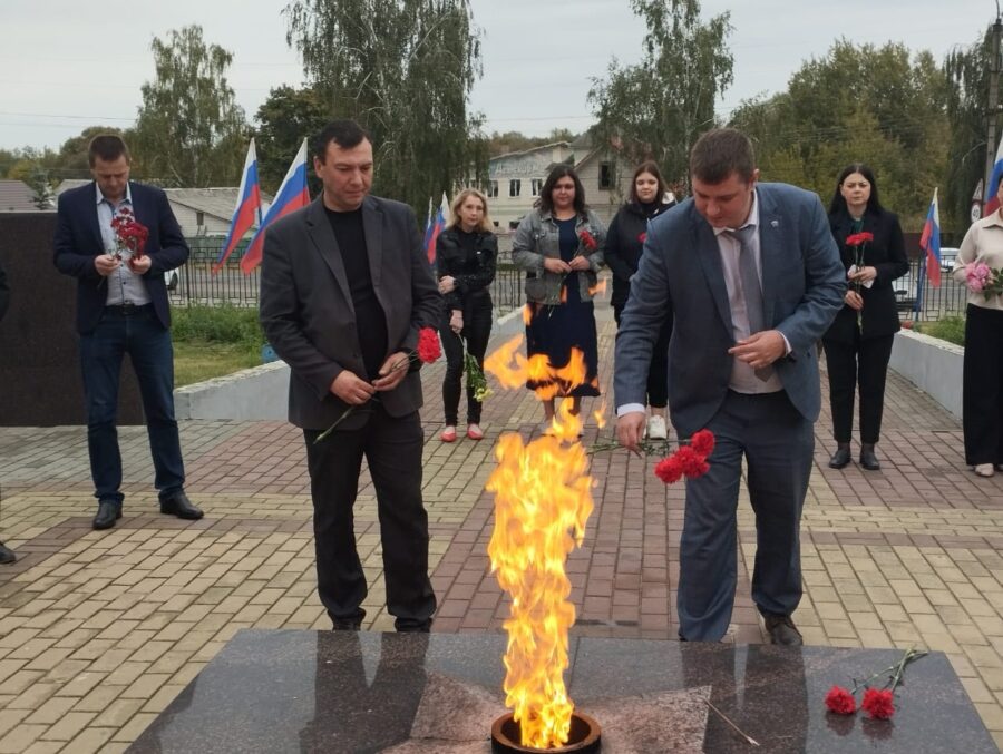 В поселке Климово возложили цветы к Вечному огню